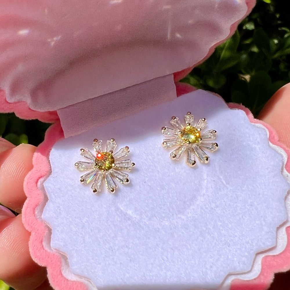 NEW 14k Gold Plated Diamond Baguette Daisy Stud Earrings in Velvet Venus Shell